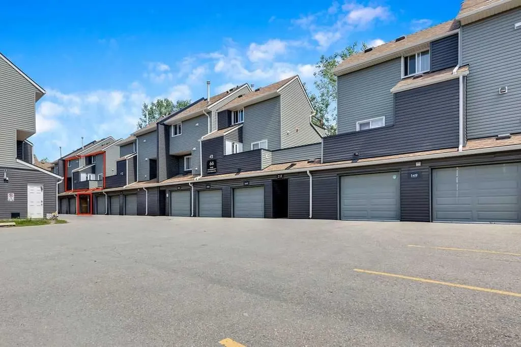 66 Glamis Green SW Calgary AB T3E6V1