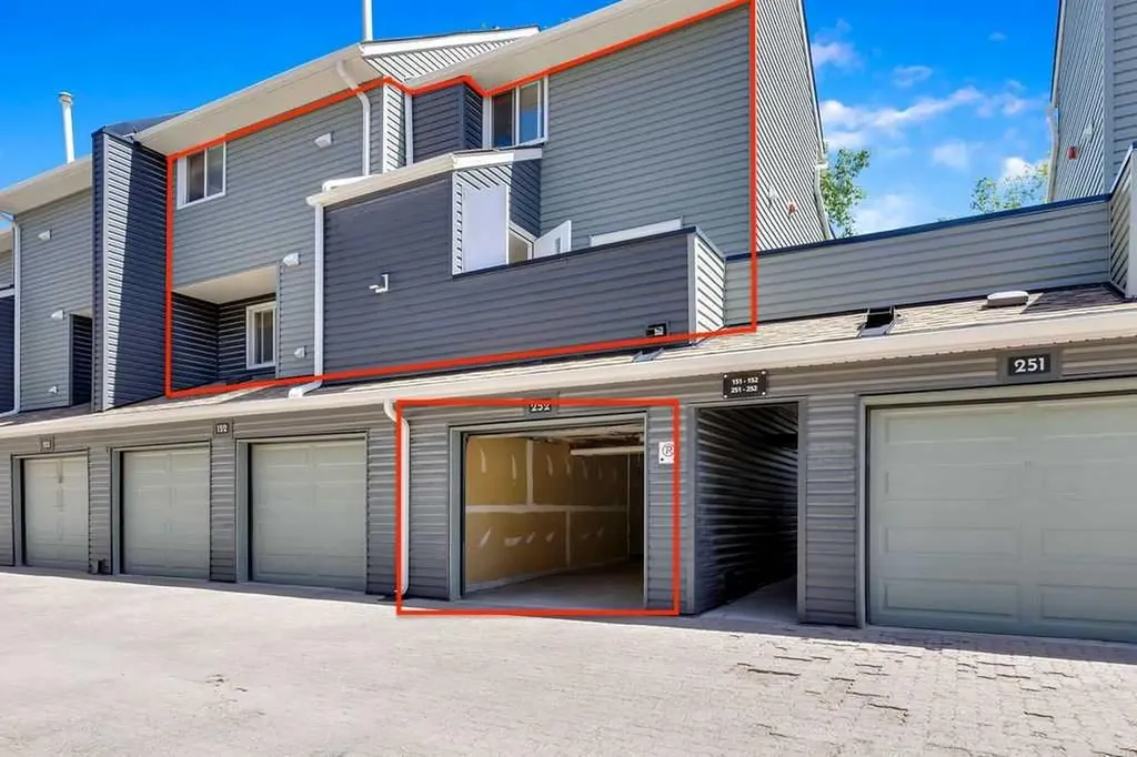 66 Glamis Green SW Calgary AB T3E6V1