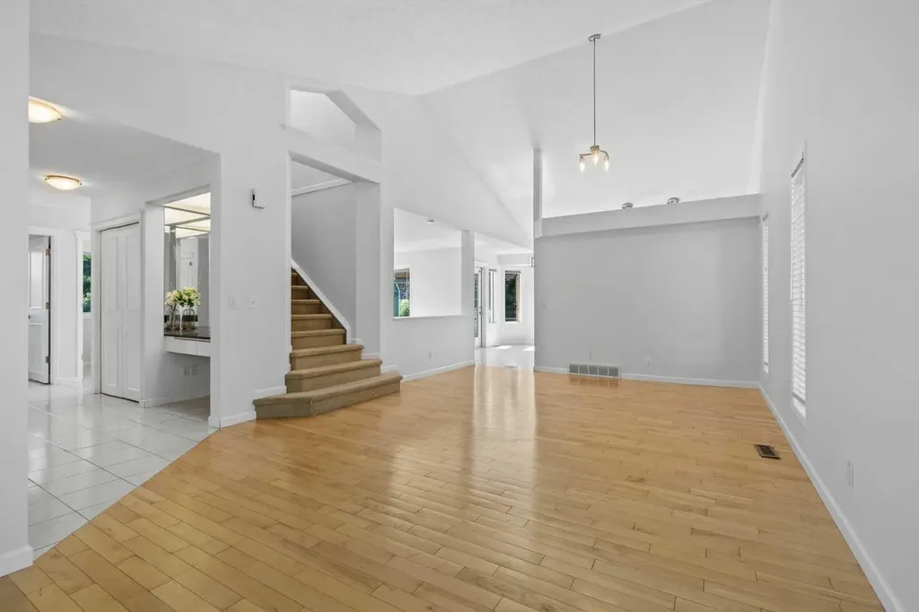 88 Sandringham Close NW Calgary AB T3K 3X1
