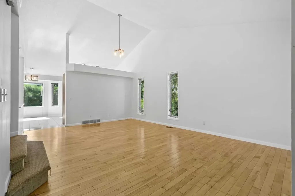 88 Sandringham Close NW Calgary AB T3K 3X1
