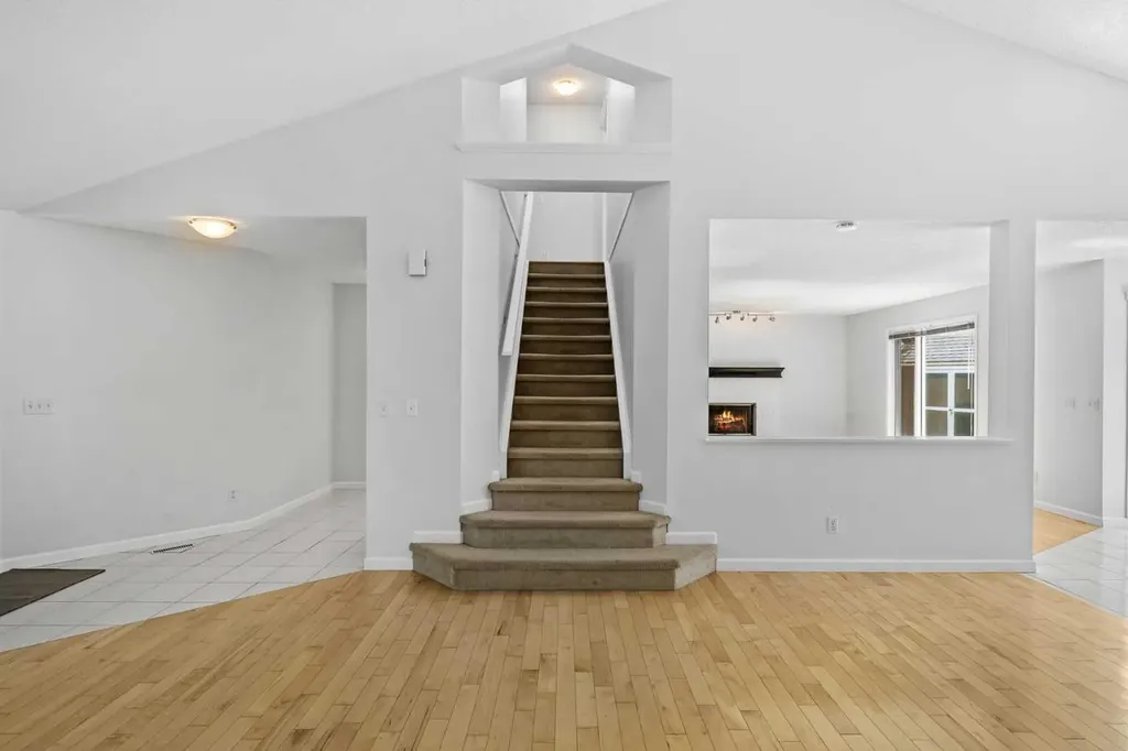 88 Sandringham Close NW Calgary AB T3K 3X1