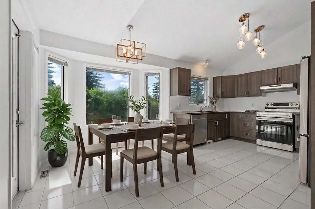 88 Sandringham Close NW Calgary AB T3K 3X1