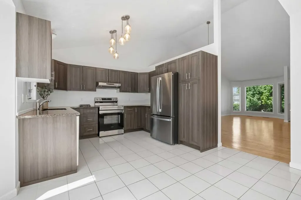 88 Sandringham Close NW Calgary AB T3K 3X1