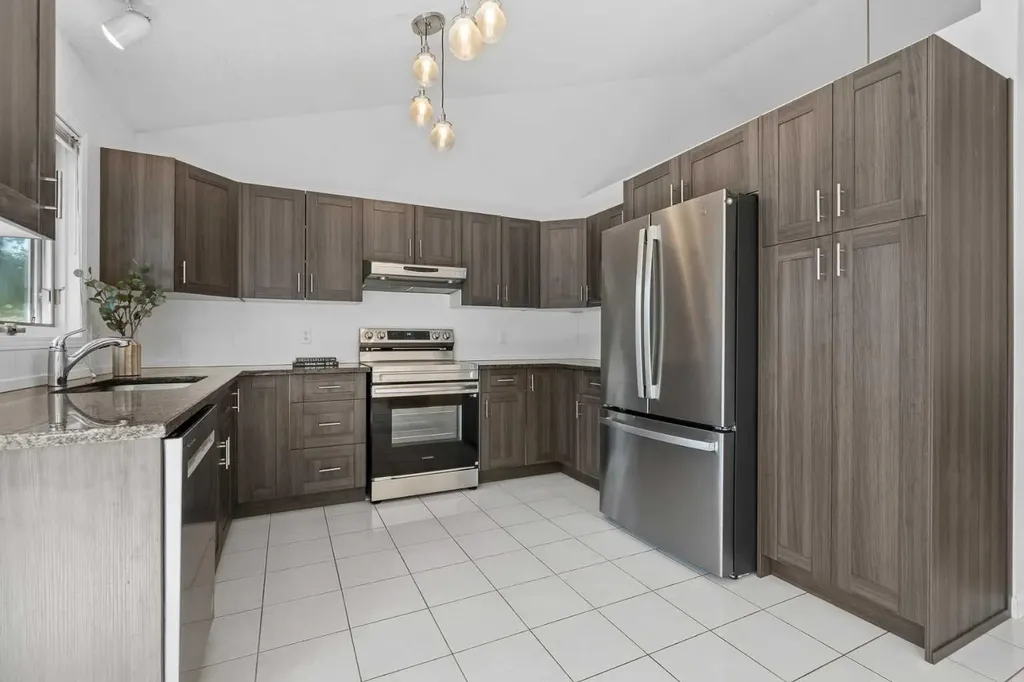 88 Sandringham Close NW Calgary AB T3K 3X1