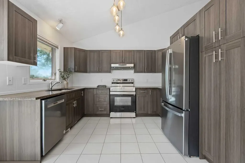 88 Sandringham Close NW Calgary AB T3K 3X1