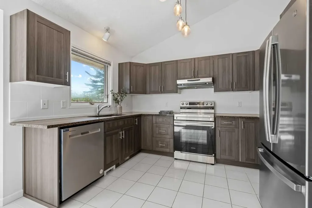 88 Sandringham Close NW Calgary AB T3K 3X1