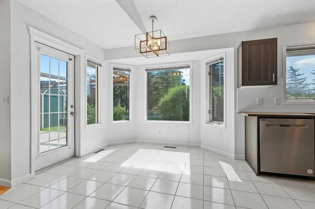 88 Sandringham Close NW Calgary AB T3K 3X1