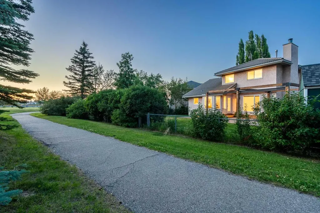 88 Sandringham Close NW Calgary AB T3K 3X1