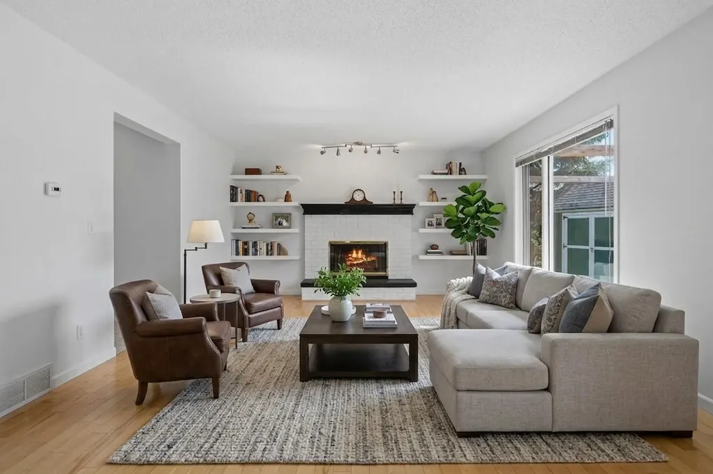 88 Sandringham Close NW Calgary AB T3K 3X1