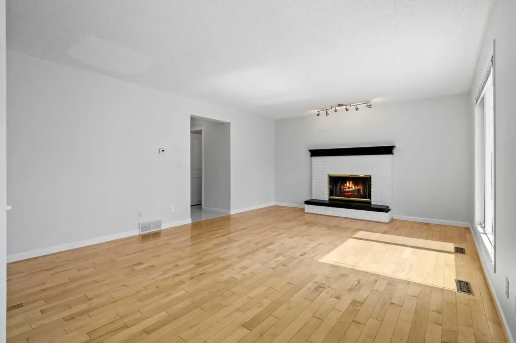 88 Sandringham Close NW Calgary AB T3K 3X1