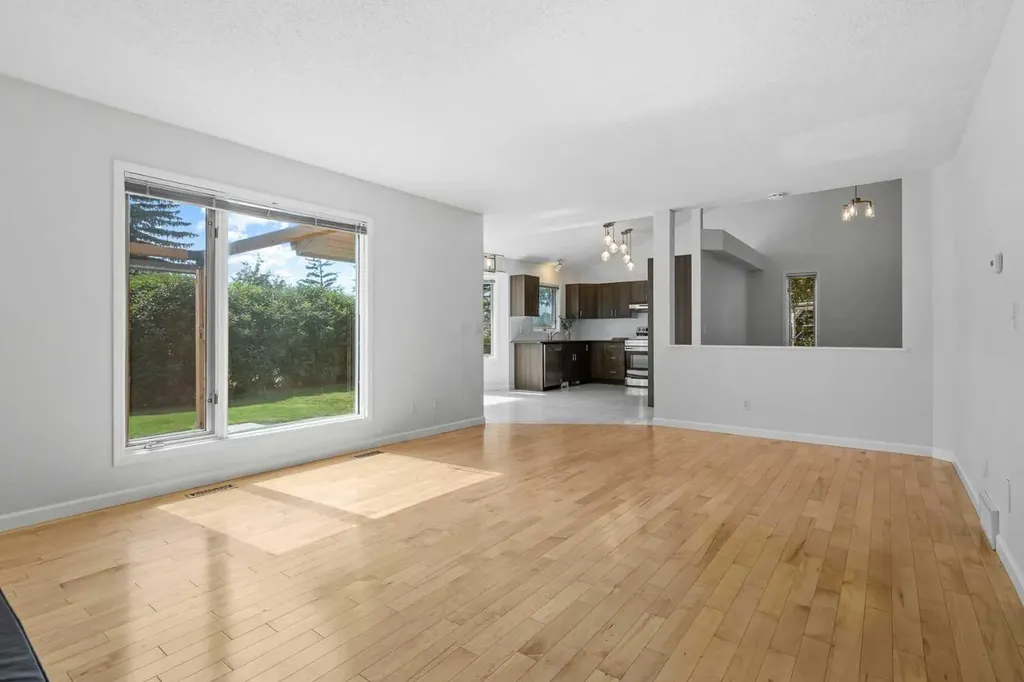 88 Sandringham Close NW Calgary AB T3K 3X1
