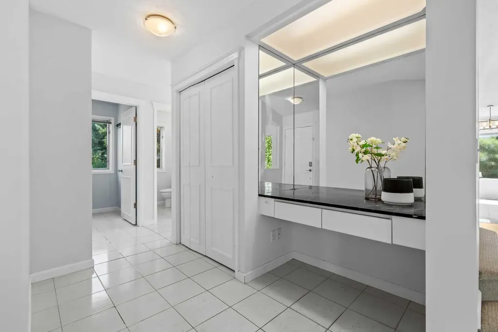 88 Sandringham Close NW Calgary AB T3K 3X1