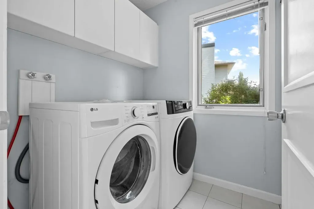 88 Sandringham Close NW Calgary AB T3K 3X1
