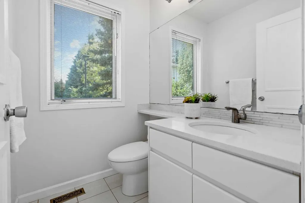 88 Sandringham Close NW Calgary AB T3K 3X1