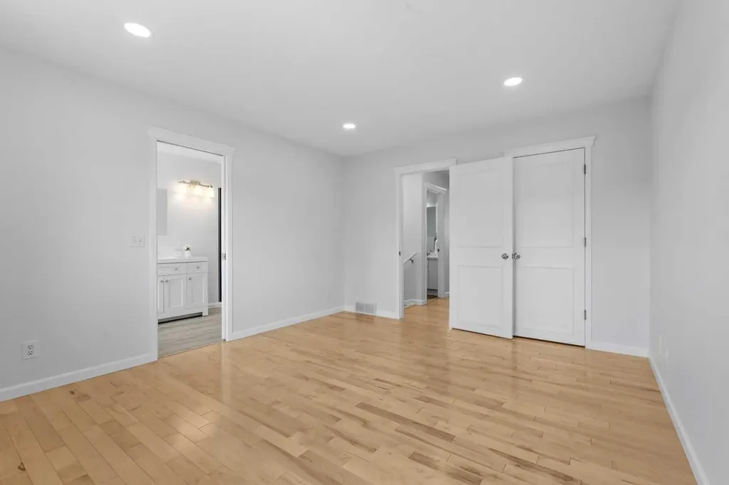 88 Sandringham Close NW Calgary AB T3K 3X1