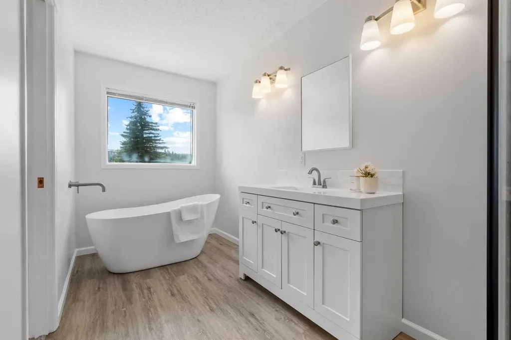 88 Sandringham Close NW Calgary AB T3K 3X1