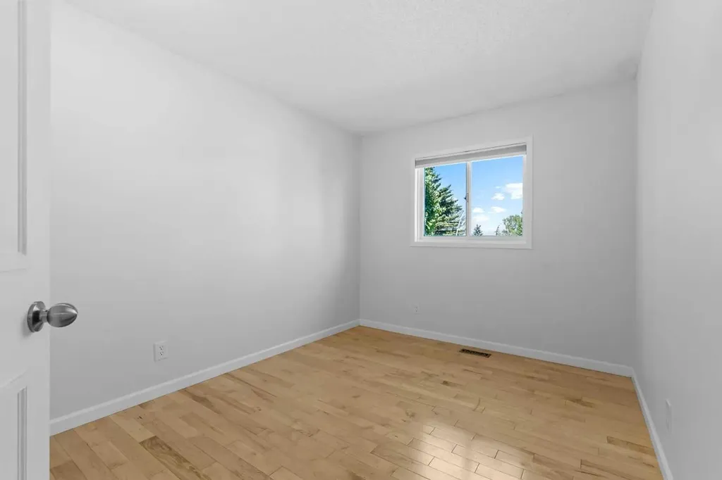 88 Sandringham Close NW Calgary AB T3K 3X1