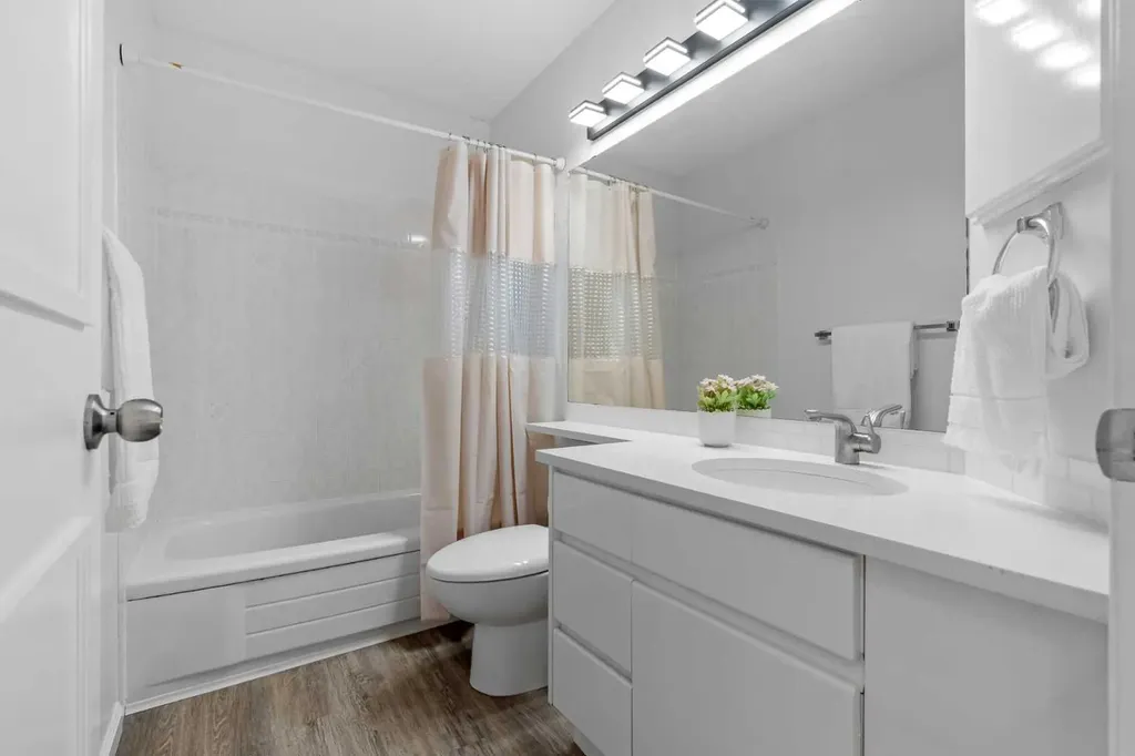 88 Sandringham Close NW Calgary AB T3K 3X1