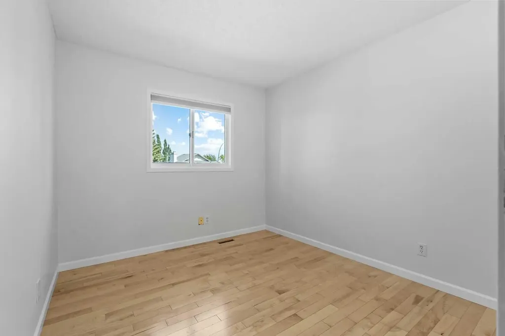 88 Sandringham Close NW Calgary AB T3K 3X1
