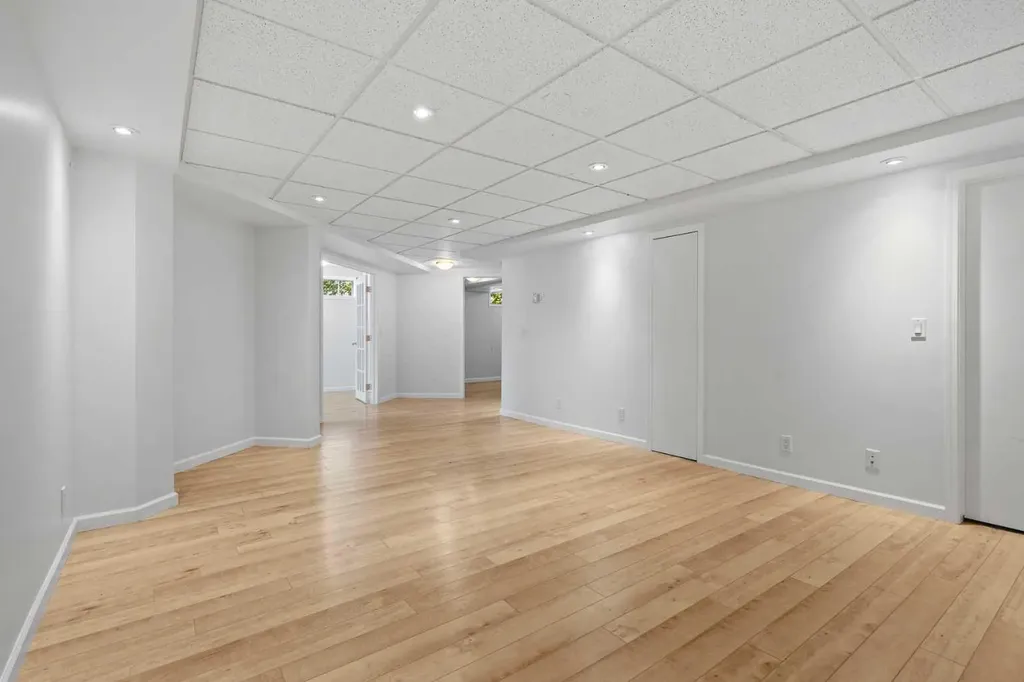 88 Sandringham Close NW Calgary AB T3K 3X1