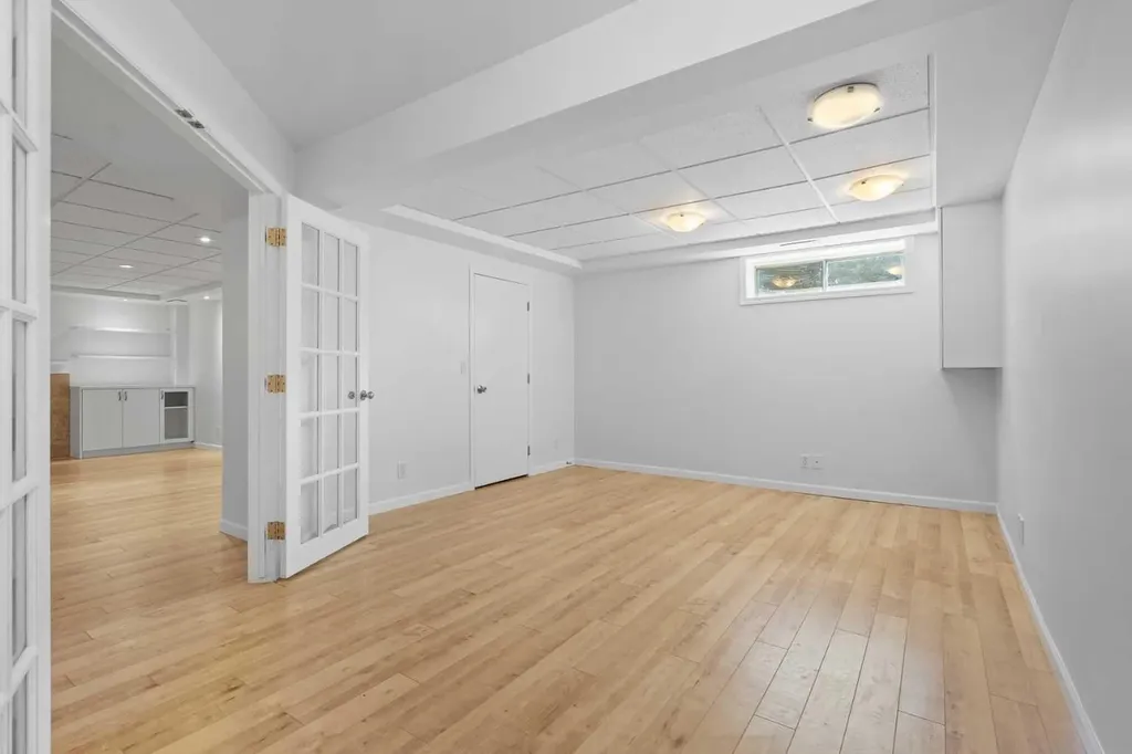 88 Sandringham Close NW Calgary AB T3K 3X1