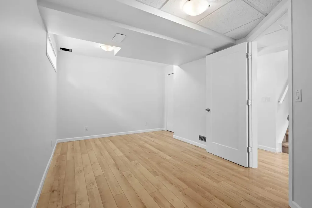 88 Sandringham Close NW Calgary AB T3K 3X1