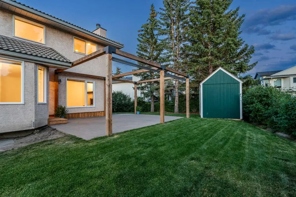 88 Sandringham Close NW Calgary AB T3K 3X1