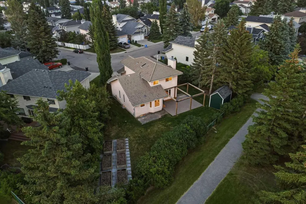 88 Sandringham Close NW Calgary AB T3K 3X1
