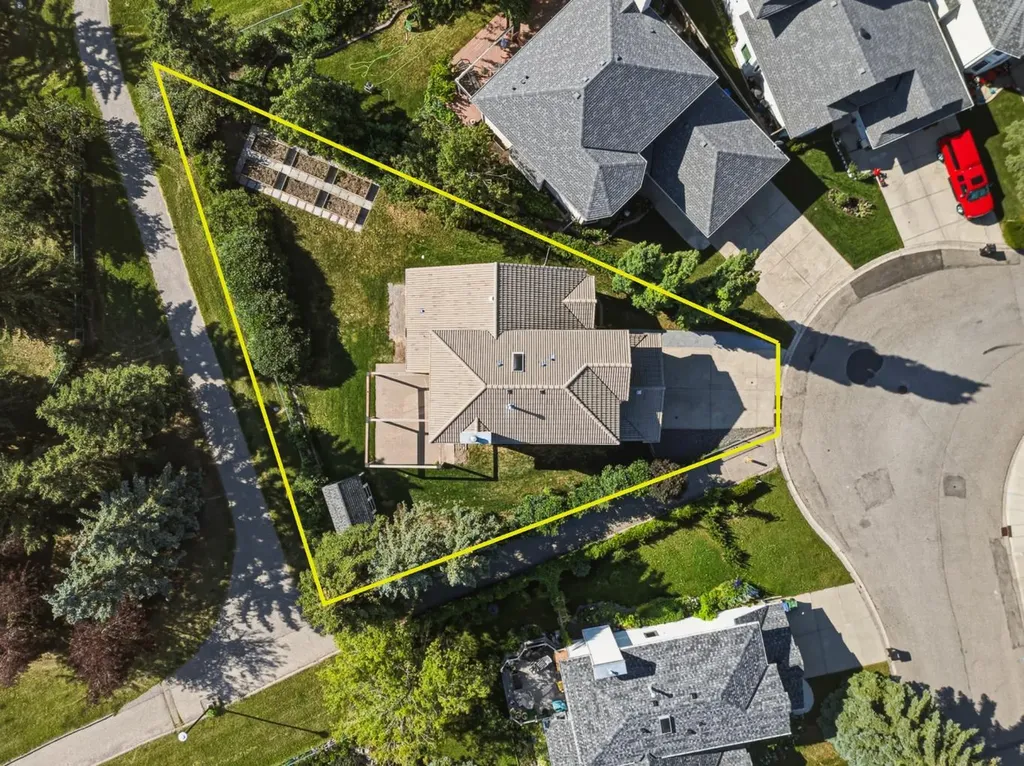 88 Sandringham Close NW Calgary AB T3K 3X1