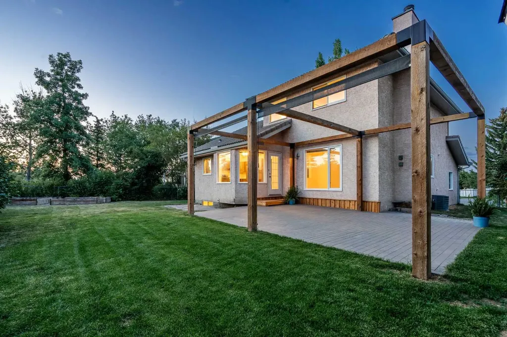88 Sandringham Close NW Calgary AB T3K 3X1