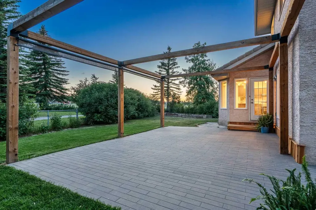 88 Sandringham Close NW Calgary AB T3K 3X1