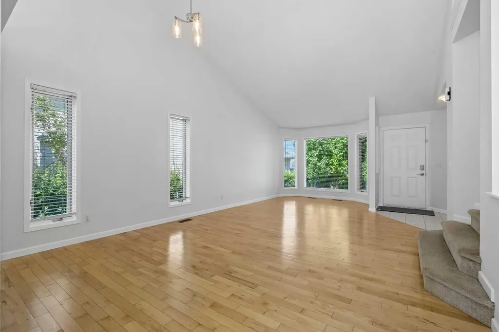 88 Sandringham Close NW Calgary AB T3K 3X1