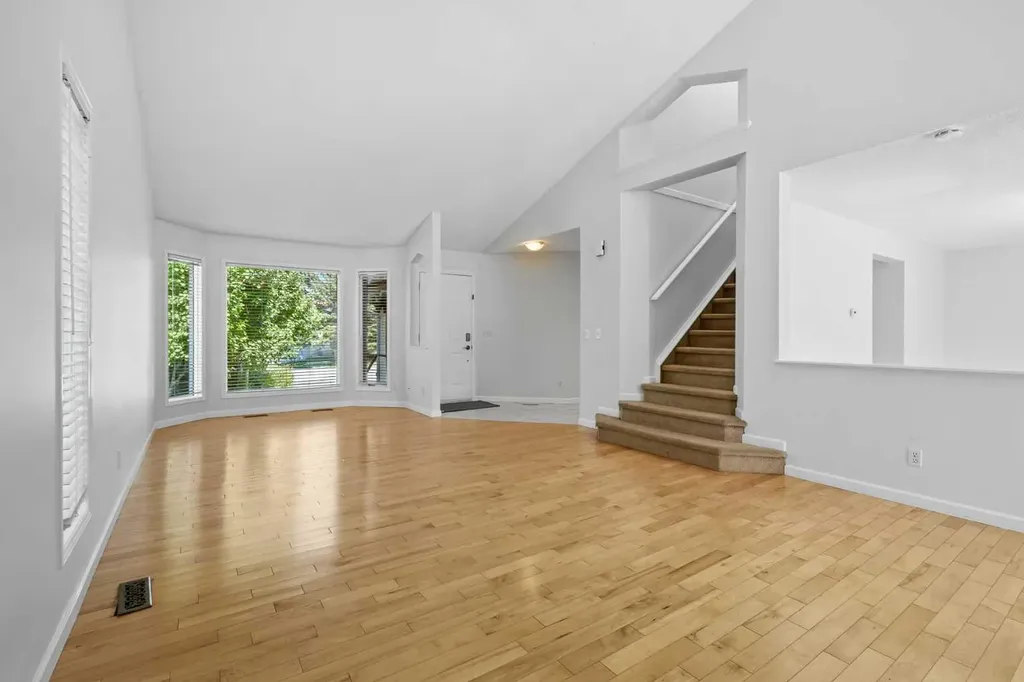 88 Sandringham Close NW Calgary AB T3K 3X1