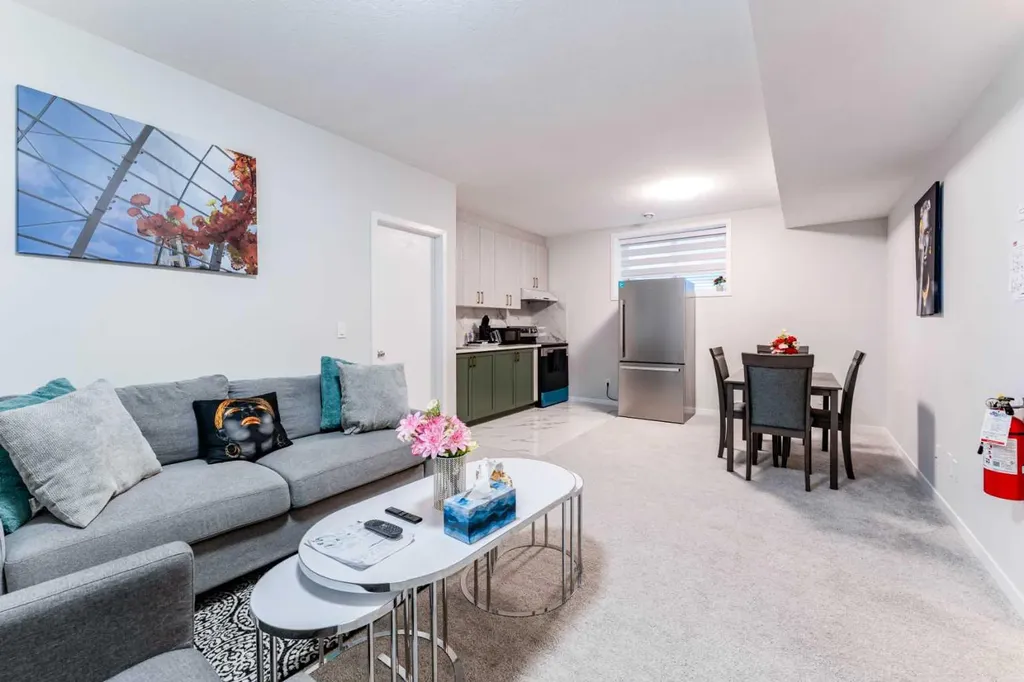 16 West Grove Link SW Calgary AB T3H 6E3