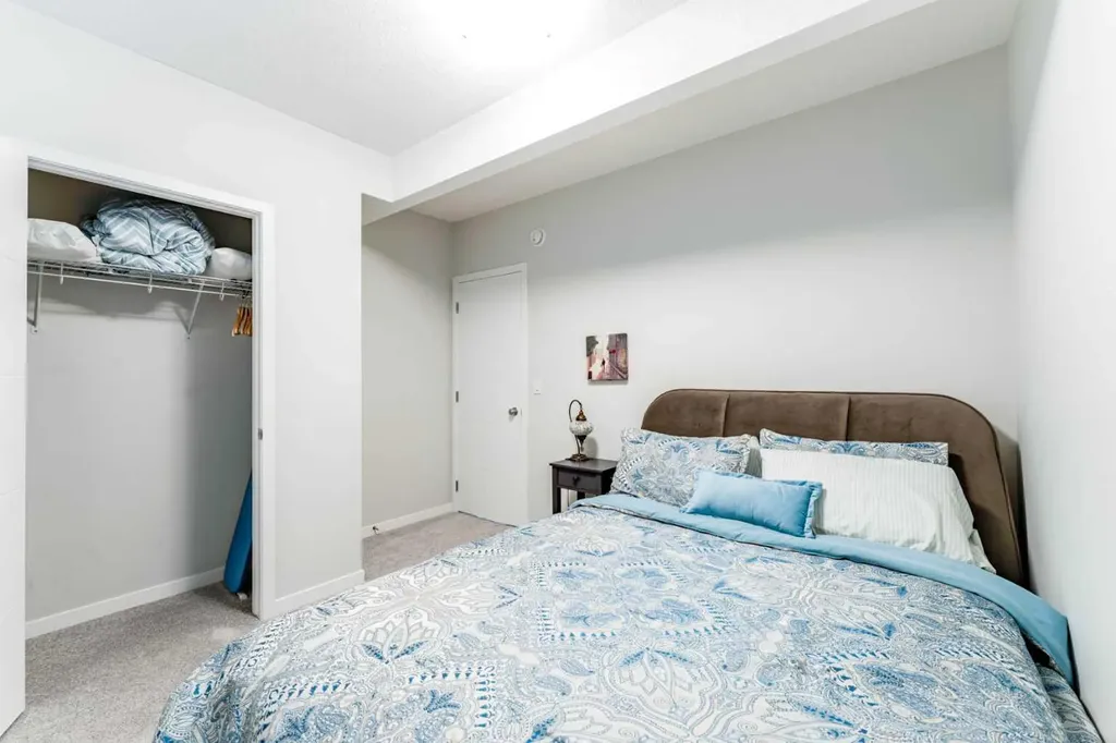 16 West Grove Link SW Calgary AB T3H 6E3