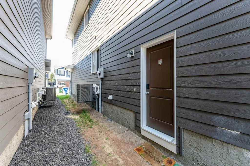 16 West Grove Link SW Calgary AB T3H 6E3