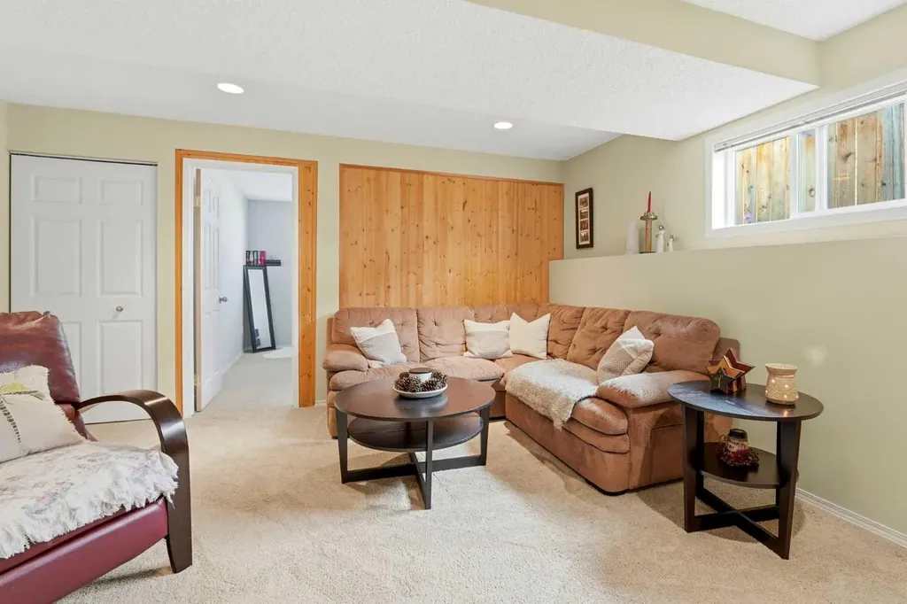 39 West Terrace Crescent Cochrane AB T4C 1R7