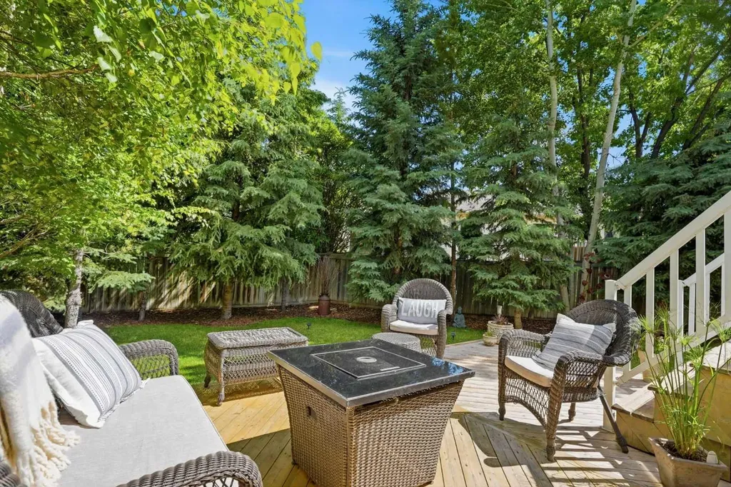 39 West Terrace Crescent Cochrane AB T4C 1R7