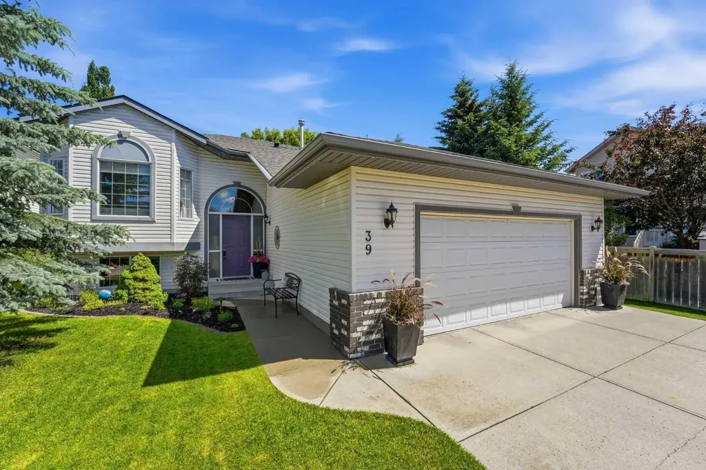 39 West Terrace Crescent Cochrane AB T4C 1R7