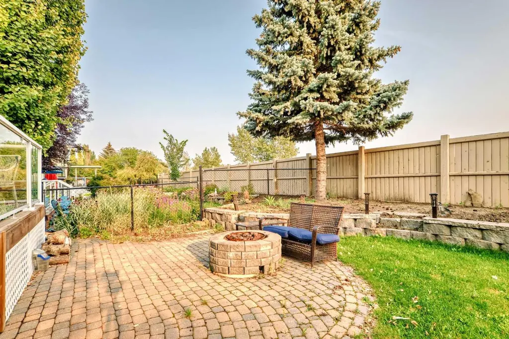 82 Mt Gibraltar Heights SE Calgary AB T2Z 3R3