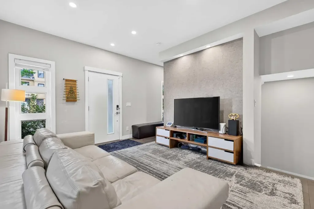 3414 15 Street SW Calgary AB T2T 5S9