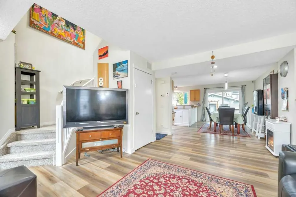175 Prestwick Villas SE Calgary AB T2Z 4S3