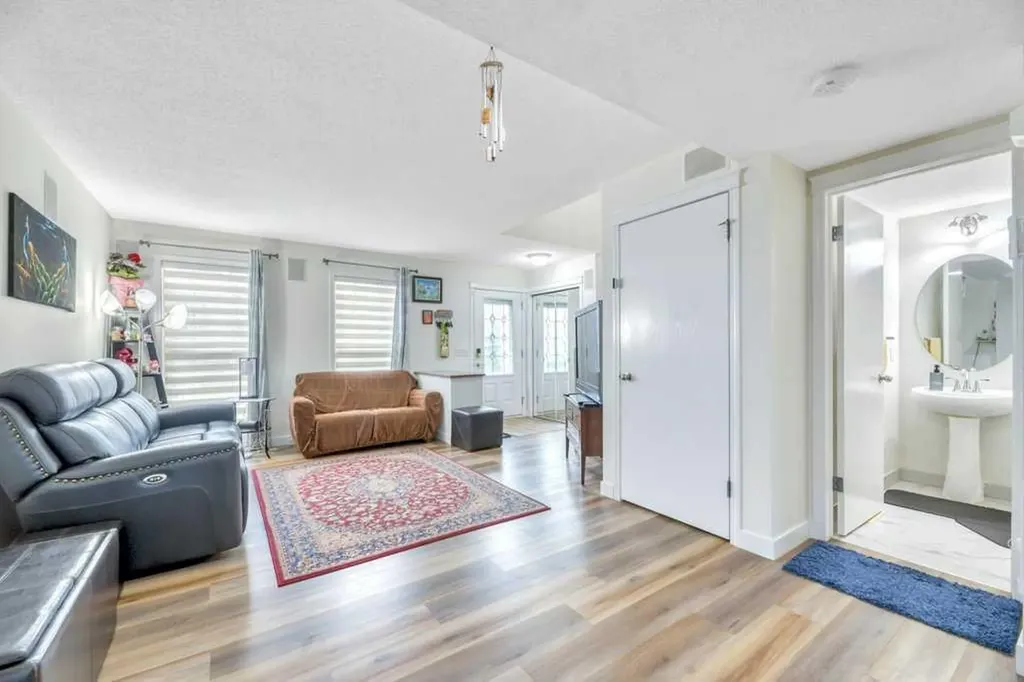 175 Prestwick Villas SE Calgary AB T2Z 4S3