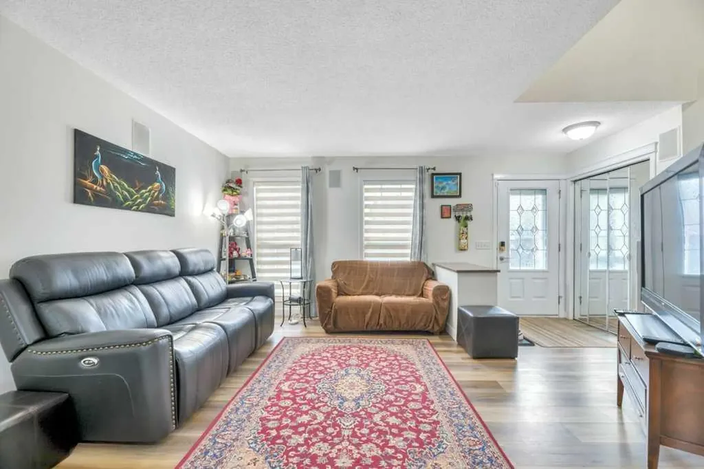 175 Prestwick Villas SE Calgary AB T2Z 4S3