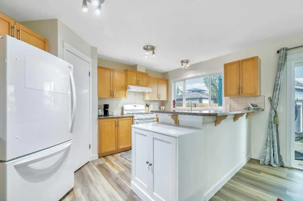 175 Prestwick Villas SE Calgary AB T2Z 4S3