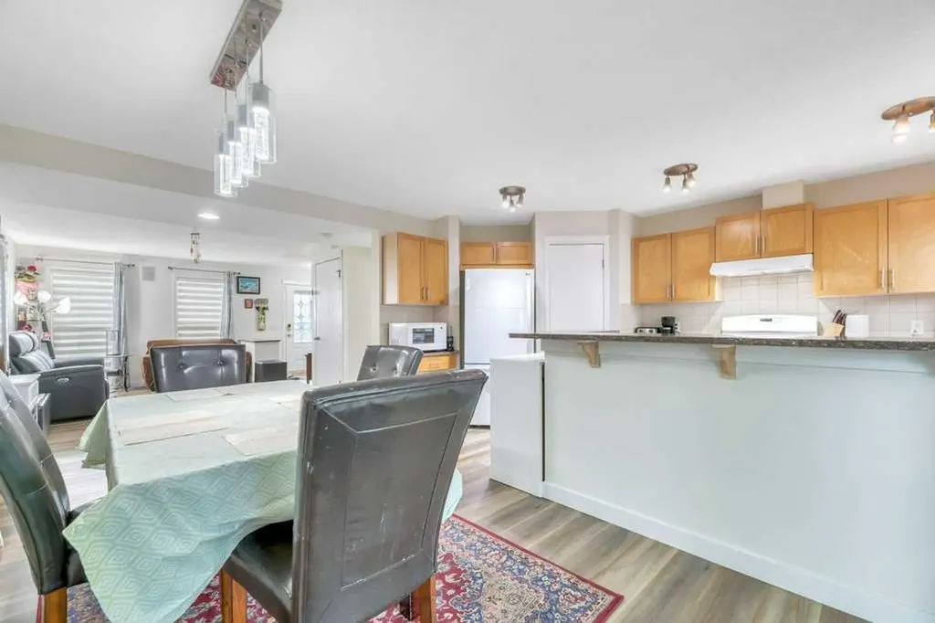175 Prestwick Villas SE Calgary AB T2Z 4S3