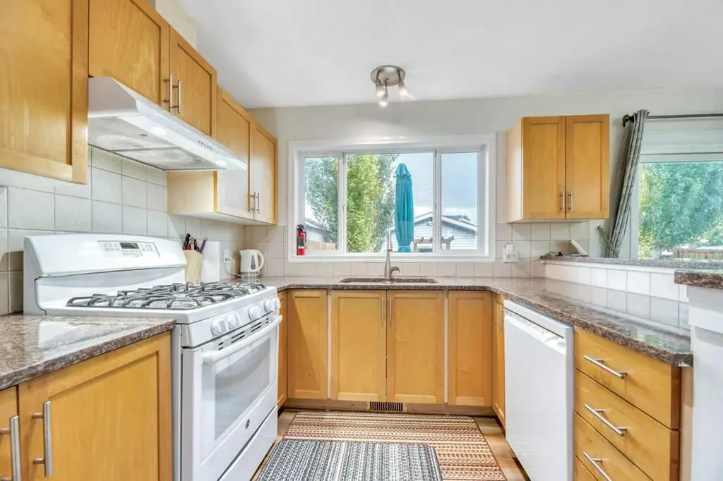 175 Prestwick Villas SE Calgary AB T2Z 4S3