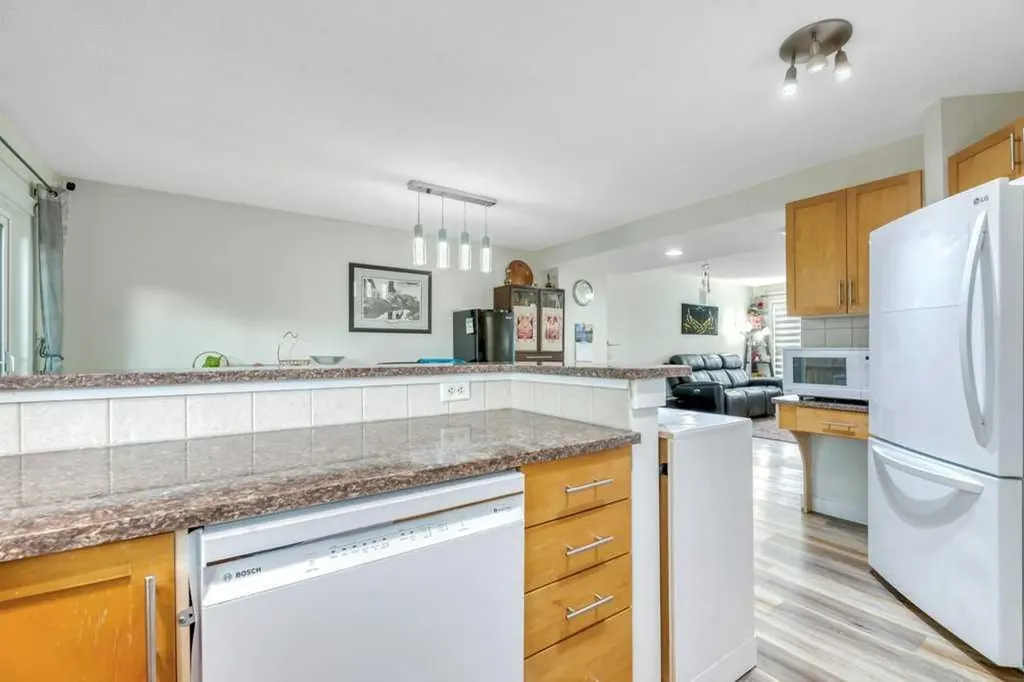 175 Prestwick Villas SE Calgary AB T2Z 4S3