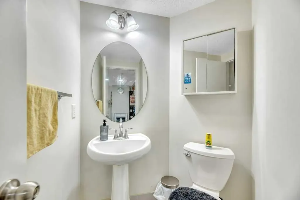 175 Prestwick Villas SE Calgary AB T2Z 4S3