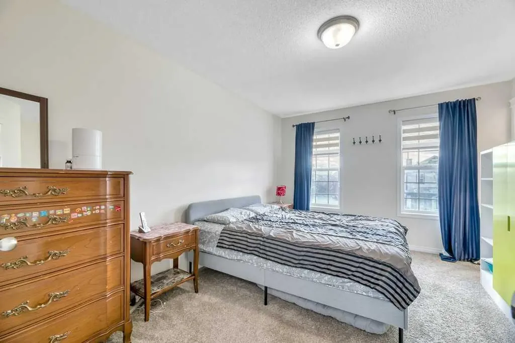 175 Prestwick Villas SE Calgary AB T2Z 4S3